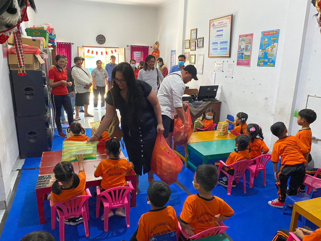 WNA Asal Australia Berkunjung dan Memberikan Bantuan Berupa Sarana Prasarana Alat Pembelajaran Untuk TK Kartika Yasa I,II dan Paud Desa Petang